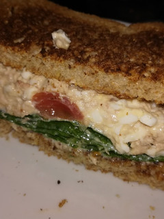 Una foto de Sándwich de atún