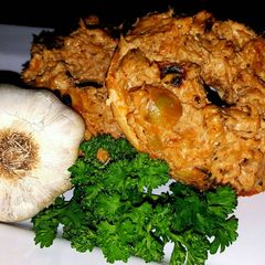 A picture of Mike's Creamy Garlic Sun Dried Tomato Bagel Spread.