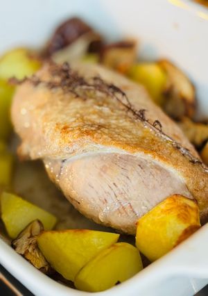 Une photo de Magret de canard rôti aux pommes de terre et shiitakés