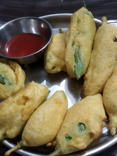 ભરેલા મરચા ના ભજીયા (Bharela Marcha Bhajiya Recipe In Gujarati) રેસીપી મુખ્ય ફોટો