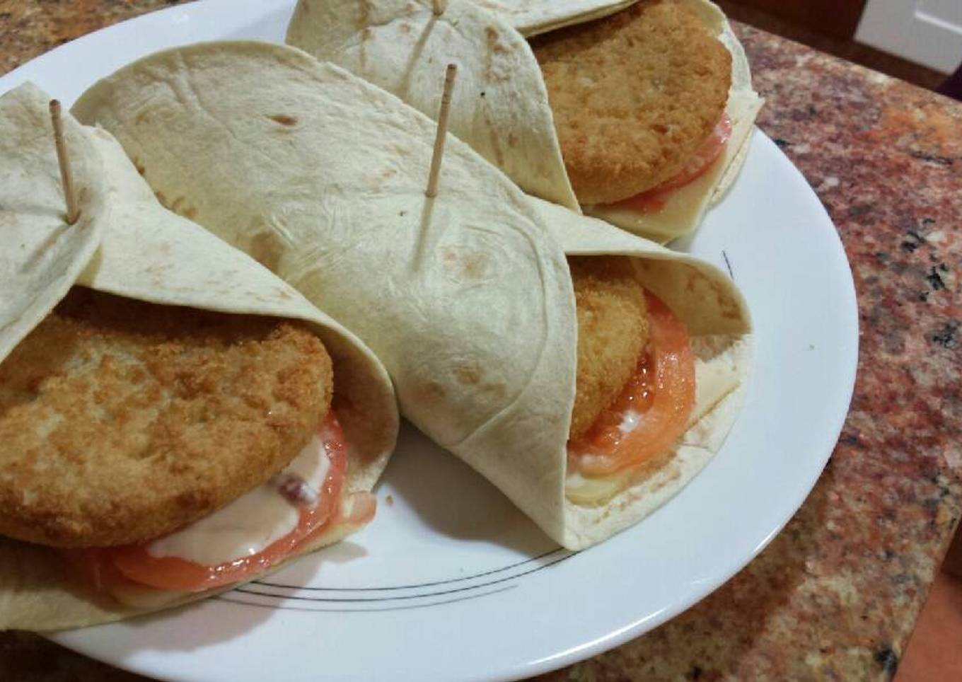 Rollos de pollo empanado con salsa de mostaza y miel