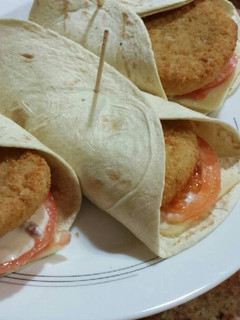 Una foto de Rollos de pollo empanado con salsa de mostaza y miel