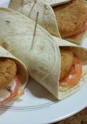 Una foto de Rollos de pollo empanado con salsa de mostaza y miel