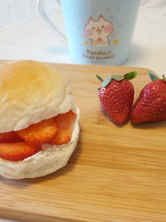 草莓鮮奶油漢堡 的食譜成品照片