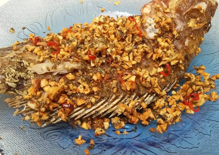 Resep Ikan goreng tabur bawang putih parslay yang mudah