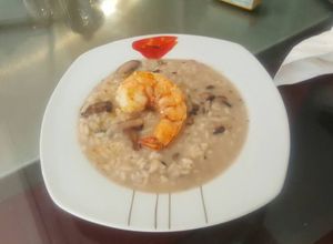 Una foto de Risotto de hongos y gambas
