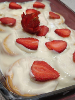 Una foto de Carlota o pastel helado de limón con fresas