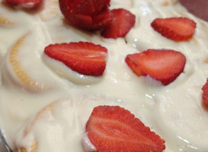 Una foto de Carlota o pastel helado de limón con fresas