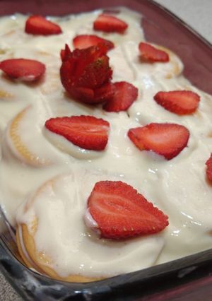Una foto de Carlota o pastel helado de limón con fresas