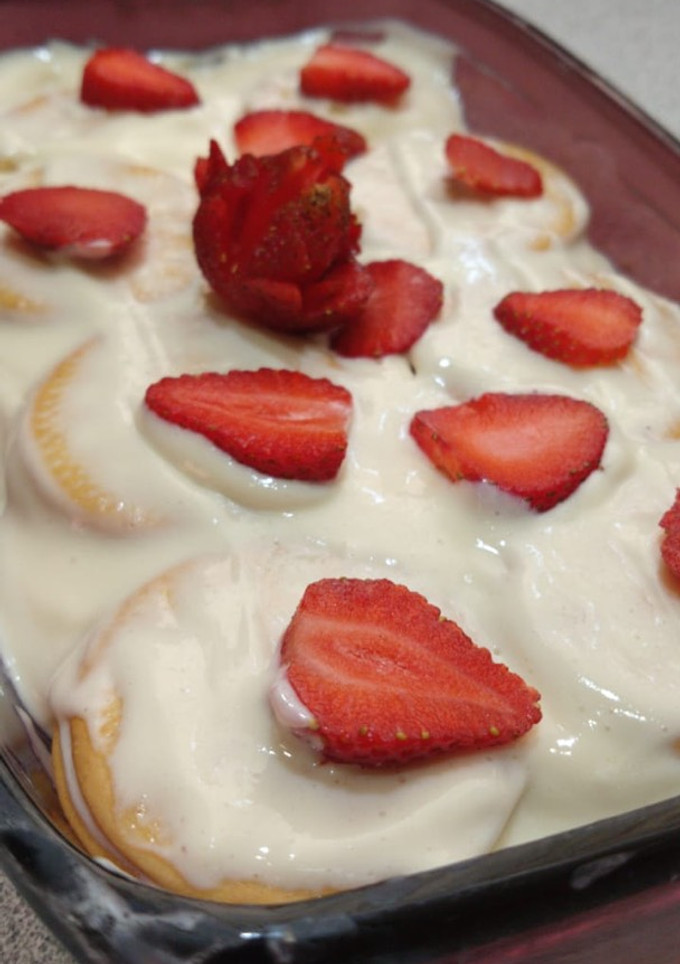 Una foto de Carlota o pastel helado de limón con fresas