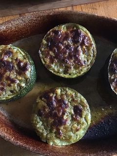 Une photo de Courgettes rondes farcies façon pesto et parmesan
