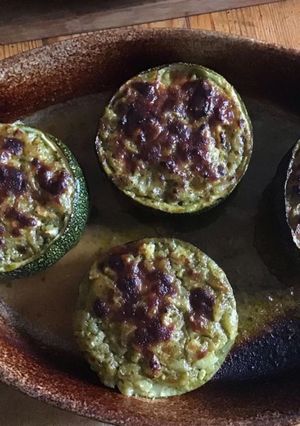 Une photo de Courgettes rondes farcies façon pesto et parmesan