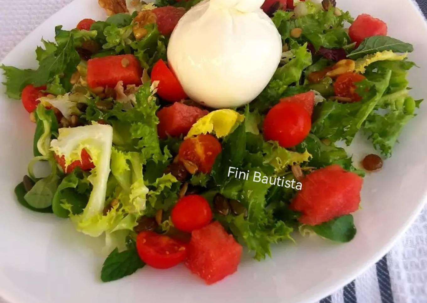 Ensalada con sandía y queso burrata