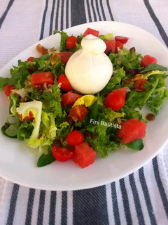 Una foto de Ensalada con sandía y queso burrata