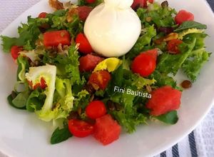 Una foto de Ensalada con sandía y queso burrata