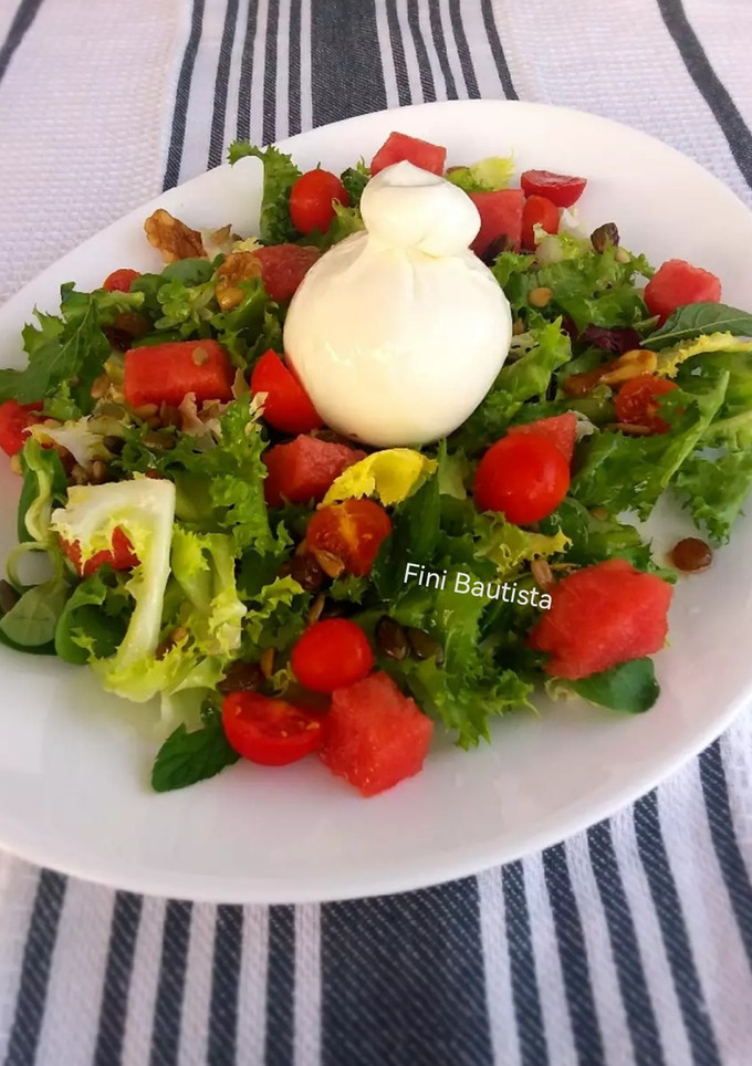 Una foto de Ensalada con sandía y queso burrata