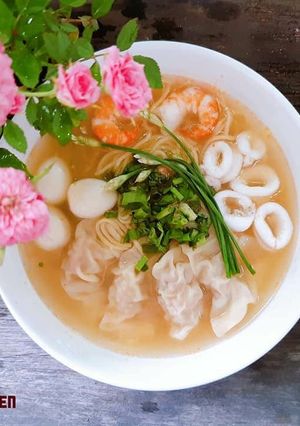 Hình của món Hoành thánh hàu hải sản.