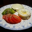 Hamburguesa casera con tomate, palta y huevo