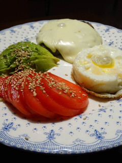 Una foto de Hamburguesa casera con tomate, palta y huevo