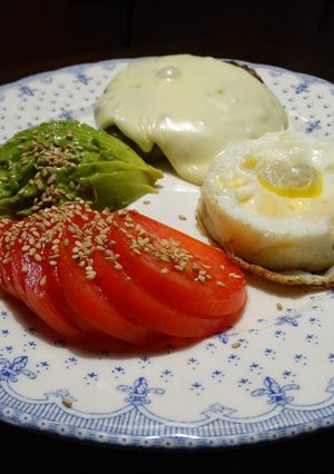 Una foto de Hamburguesa casera con tomate, palta y huevo