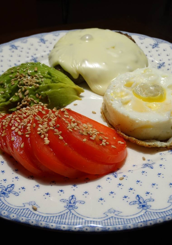 Una foto de Hamburguesa casera con tomate, palta y huevo