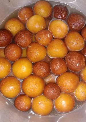 A picture of Gulab jamun.