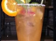 Una foto de batido de mango y naranja
