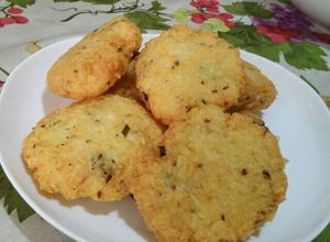 Una foto de Arepitas de yuca con puerro y queso parmesano