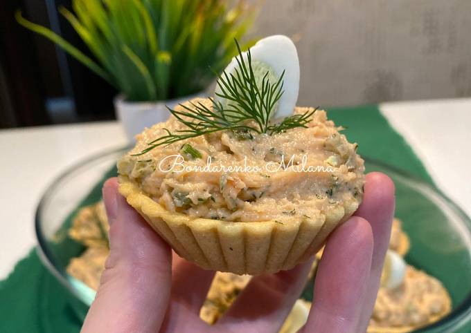«Праздничная закуска из слабосоленой форели с творожным сыром, в тарталетках»