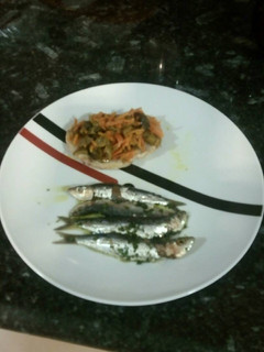 Una foto de Sardinas crudas maceradas en aceite de oliva, ajo y perejil (conservas caseras)