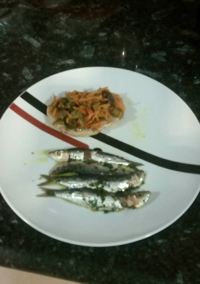 Una foto de Sardinas crudas maceradas en aceite de oliva, ajo y perejil (conservas caseras)
