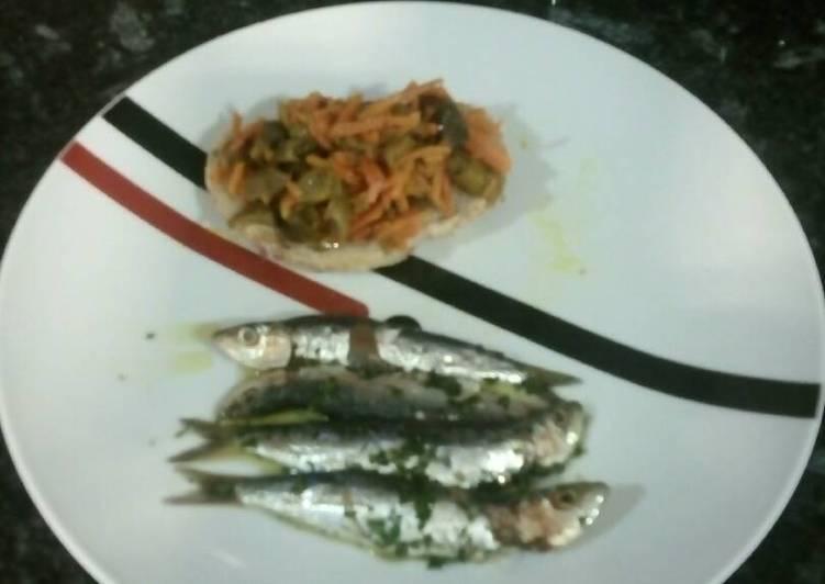 Sardinas crudas maceradas en aceite de oliva, ajo y perejil (conservas caseras)
