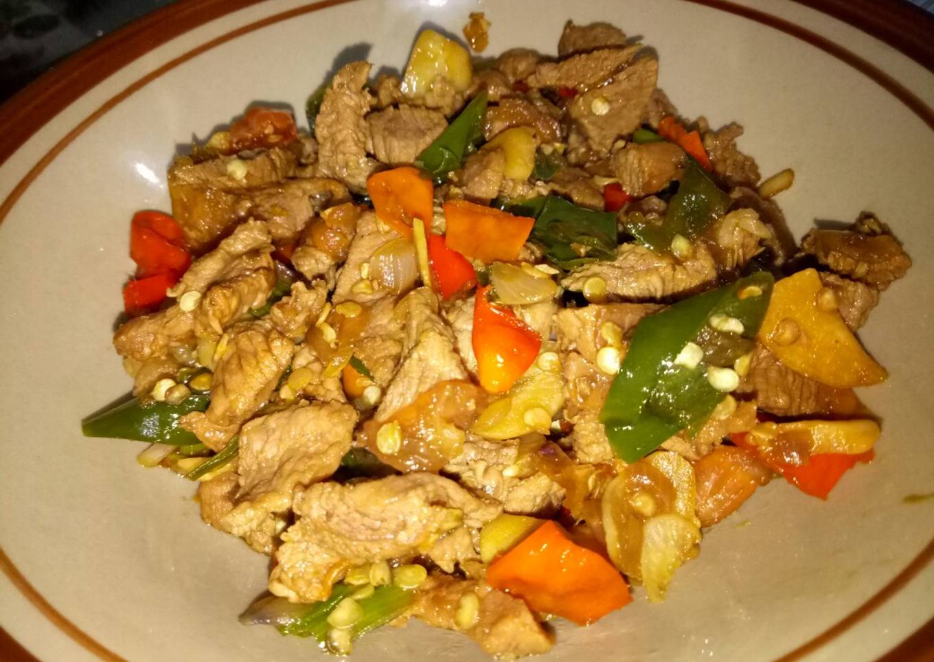 Daging Sapi Panggang dengan Saus Teriyaki Cabai Hijau dan Merah