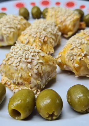 Szezámmagos virslis tészta recept fotója