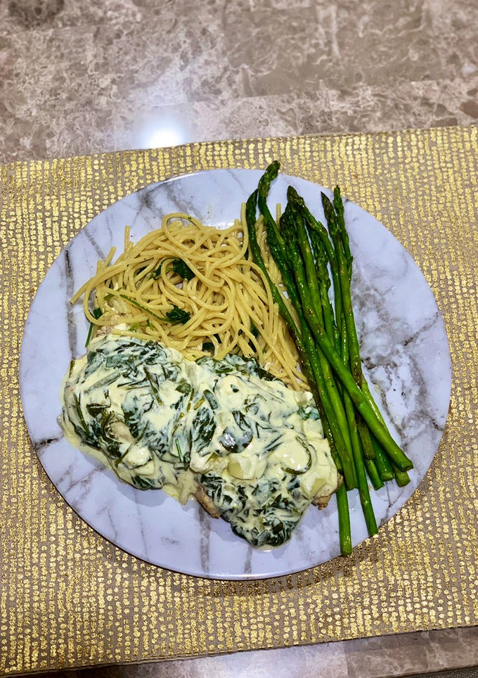 Una foto de Pollo en crema con espinacas