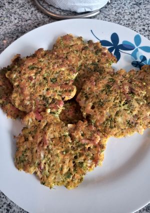 Una foto de Torrejas de brócoli, zanahoria y pollo