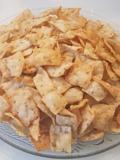 खारी शंकरपाळी (shankarpali recipe in marathi) रेसिपी चे मुख्य फोटो 