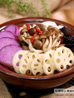 Vegan 電鍋料理🌿素食補肉骨茶湯(全素)|觀音山薈供品捐贈|愛心公益廣結善緣 的食譜成品照片