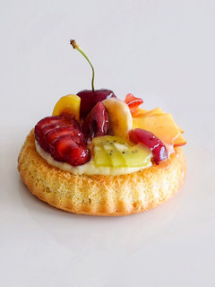 Una foto de Tartaletas de bizcocho con crema pastelera y frutas