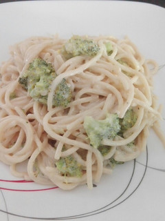 Una foto de Spaghetti, con crema y brócoli