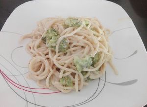 Una foto de Spaghetti, con crema y brócoli