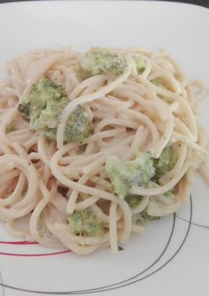 Una foto de Spaghetti, con crema y brócoli