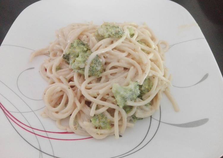 Spaghetti, con crema y brócoli