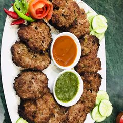 A picture of Kachay qeema kabab.