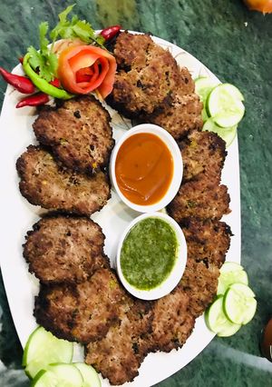 A picture of Kachay qeema kabab.