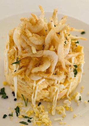Una foto de Ensaladilla Rusa con Gamba de Cristal y Miel & Mostaza