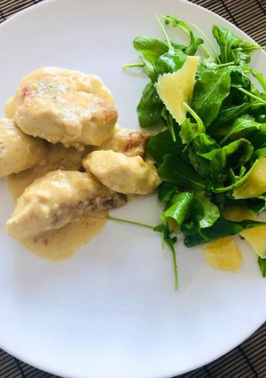 Una foto de Dedos de pollo nadando en queso 🧀😂😂😂🤗🤗🤗😋😋😋 apto Keto