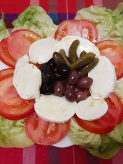 Une photo de Salade mozzarella tomate laitue ❤