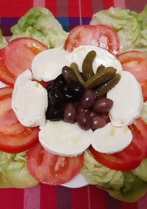 Une photo de Salade mozzarella tomate laitue ❤