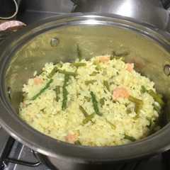 Una foto de Risotto con espárragos y camarones